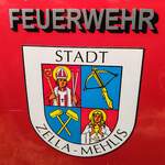 =Emblem der Stadt ZELLA_MEHLIS auf dem VW T5 der dortigen Feuerwehr, gesehen auf dem Parkplatz der RettMobil 2025