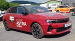 =dieser Opel Astra Hybrid hat sich auf den Parkplatz der Rettmobil 2025 in Fulda gemogelt