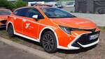 =Toyota Corolla Hybrid der Feuerwehr KÖLN steht auf dem Messeparkplatz der RettMobil 2025 in Fulda