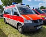 =VW T 5 des DRK KV REMS - MURR OV MURRHARDT, steht auf dem Parkplatz der 2025er Rettmobil in Fulda