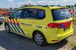 =VW Touran einer niederländischen Ambulance, abgestellt auf dem Parkplatz der 2025er Rettmobil in Fulda