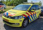 =VW Touran einer niederländischen Ambulance, abgestellt auf dem Parkplatz der 2025er Rettmobil in Fulda