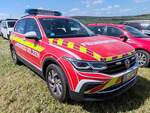 =VW Tiguan als Dienstfahrzeug vom Kreisbrandmeister des Landkreises UELZEN, steht auf dem Parkplatz der 2025er Rettmobil in Fulda