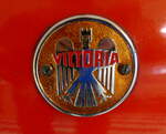 Victoria-Logo an der Motorfront des Kleinwagens  Spatz , Victoria-Werke AG München, Jan.2024