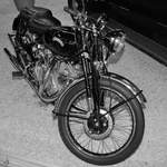 Dieses Vincent-Motorrad steht im Auto- und Technikmuseum Sinsheim.