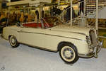 Ein 1960 gebauter Mercedes-Benz 220SE war im Auto- und Technikmuseum Sinsheim zu bewundern. (Dezember 2014) 
