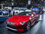 Roter Lexus LC500h, ausgestellt auf der IAA 2017 Frankfurt Motor Show (September 2017).