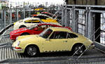 Porsche 911 (Ur 911er) neben anderen Luxus Autos, eingelagert. Gesehen in der Remise Düsseldorf (ex Meilenwerk), am 6.8.21