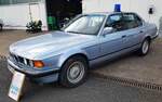 =BMW 750 i, ausgestellt im Polizei-Oldtimer-Museum Marburg, Oktober 2023. Dieses zivile Einsatzfahrzeug war für die Sondereinheiten der Polizei voegesehen.
