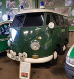 =VW T 1, ausgestellt im Polizei-Oldtimer-Museum Marburg, Oktober 2023. In der aktiver Zeit seines Autolebens hat er auch bei der Feuerwehr Marburg gedient. Nach der Pensionierung hat man den T 1 um ca. 1 m gekürzt und als Schneeschieber im Bereich der Marburger Hauptfeuerwache eingesetzt. Heute verbringt er seinen Ruhestand im PMC Marburg.