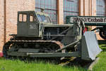 Ein sowjetischer Kettentraktor T-100 ist Teil der Ausstellung im Technik-Museum Speyer. (Mai 2014)