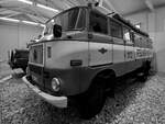 Ein IFA W50LA Löschgruppenfahrzeug LF 16-TS8 gehört zur umfangreichen Feuerwehrausstellung im Oldtimermuseum Prora. (November 2022)