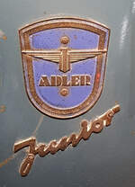 =Hersteller- und Typenembleme des Adler Junior-Motorroller, gesehen im Zylinderhaus in Bernkastel-Kues, 04-2023