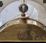 =Firmenemblem und Kühlwasseranzeige des Ansaldo PF -1VA, gesehen im Museo Nicolis in Verona, 09-2025