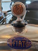 =Frontemblem und Kühlerverschluss des Fiat 501, gesehen im Museo Nicolis in Verona, 09-2025