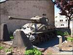 Kampfpanzer M4A1(76)W HVSS Sherman steht vor dem Nationalen Museum für Militärgeschichte in Diekirch Luxemburg, 13. 5. 2025