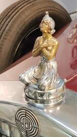 =Kühlerfigur der Steyr Typ 30 Limousine, gesehen im Museum  fahr(T)raum - Ferdinand Porsche  in Mattsee/Österreich, Juni 2022