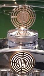 =Frontemblem/Kühlerverschluß desSteyr 30, Bj. 1930, 6 Zyl., 2078 ccm, 40 PS, gesehen im Museum  fahr(T)raum - Ferdinand Porsche  in Mattsee/Österreich, Juni 2022