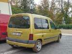 Rückansicht: Citroen Berlingo in der Farbe #Jaune Aurore.