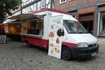 =Fiat Ducato von  Sizilien Street Food  steht auf dem Wochenmarkt in Melsungen, 10-2020