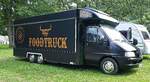 =Fiat Ducato Foodtruck von BURGERPOINT steht auf dem Weinfestgelände von Bernkastel-Kues, 08-2023