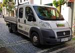 =Fiat Ducato von der RHÖNZIMMEREI SCHÄFER steht im Juni 2019 in Hünfeld beim Rathausumbau