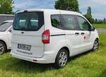 =Ford Transit Courier vom DRK KV Duisburg e.V., gesehen im Mai 2024 auf dem Besucherparkplatz der RettMobil