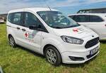 =Ford Transit Courier vom DRK KV Duisburg e.V., gesehen im Mai 2024 auf dem Besucherparkplatz der RettMobil