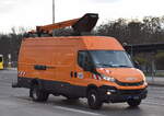 L & S Leitungs- und Straßenbau GmbH mit einem IVECO Daily Transporter mit Hebebühne auf dem Dach am 12.03.24 Berlin Marzahn.