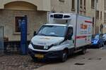 Iveco Daily, mit K�hlkasten Aufbau, steht am Stra�enrand, zur Warenlieferung an Kunden.