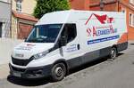 Iveco Daily vom Dachdeckerbetrieb HAAR steht im Mai 2026 in H�nfeld