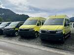 Zwei MAN TGE die zum Ausbau zum Rettungswagen bereit sind und ein VW Transporter für den Schweizer Zoll am 23.5.24 in Matten bei Interlaken.