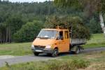 MB Sprinter als Doppelkabiner mit Ladepritsche der Gemeinde Petersberg beim Abtransport von Gestr�pp in 36100 Petersberg - Marbach