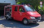 =MB Sprinter der Feuerwehr von STAUSACKER steht vor dem dortigen Feuerwehrhaus, 05-2025