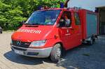 =MB Sprinter der Feuerwehr von STAUSACKER steht vor dem dortigen Feuerwehrhaus, 05-2025