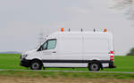 Mercedes- Bens Sprinter, mitgezogen am 10.4.2017 auf der L 164 (ex B221) bei Übach - Palenberg 