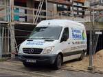 =MB Sprinter der Schreinerei HOßFELD steht auf einer Baustelle in Petersberg, 01-2022