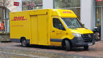 =MB Sprinter von DHL auf Zustellertour in Augsburg, 12-2023