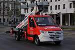 Mercedes Benz Sprinter mit Heberaufbau, unterwegs in Wien.