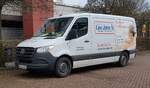 =MB Sprinter von Sanitärtechnik JAHN steht im April 2021 am Hünfelder Hallenbad