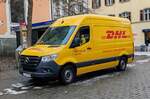 =MB Sprinter von DHL auf Zustellertour in Ulm, 12-2023