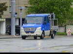 Kleinlaster Mercedes mit Kleiner Ladefläche unterwegs in der Stadt Zürich am 2024.05.07