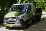 Mercedes Benz Sprinter steht in einem Park, gut kühl im Schatten. 05.2024