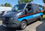 =MB Sprinter der Firma STOLLENWERK, einem Unternehmen für z. B. Transportlösungen im Rettungsdienst, steht auf dem Parkplatz der RettMobil im Mai 2025