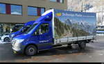 Mercedes mit Werbung für die Jungfrau Region beim Bhf.