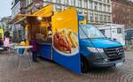 =MB Sprinter von GAUMENSCHMAUS steht auf dem Wochenmarkt in Wiesbaden, 12-2025