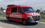 =MB Sprinter als Begleitfahrzeug f�r Schwertransporte im Dienst der Firma MORSCHH�USER verl�sst einen Parkplatz an der A 3, 08-2025