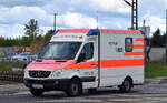 Ein MB Sprinter RTW des DRK Rettungsdienst Halle / Nördlicher Saalekreis am 18.04.24 Höhe Bahnübergang Bahnhof Rodleben.