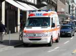 Mercedes rettungswagen unterwegs in der Stadt Z�rich am 01.04.2011