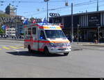 Mercedes Rettungswagen mit Blaulicht unterwegs in den Strassen von Zürich am 2024.04.27